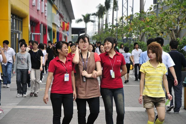 2010年5月8日 中国富士康员工走过位于中国广东省南部深圳市富士康科技集团深圳工厂的商店 — 图库照片