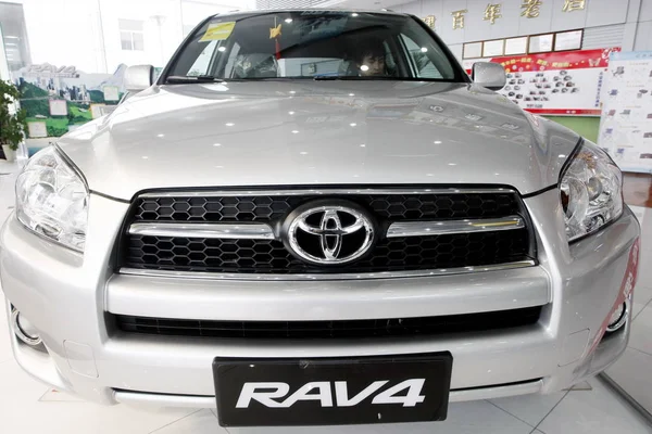 Hombre Chino Prueba Toyota Rav4 Concesionario Toyota Shanghai China Febrero — Foto de Stock