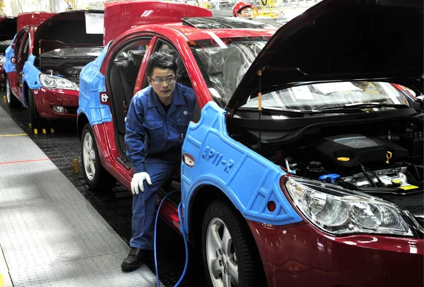 Čínští Dělníci Sestavují Vozy Roewe 350 Montážní Lince Automobilové Továrně — Stock fotografie
