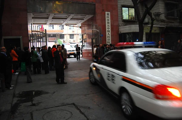 Polis Arabaları Chongqing Ara Halklar Mahkemesi Wang Ziqi Içine Yüzlerce — Stok fotoğraf