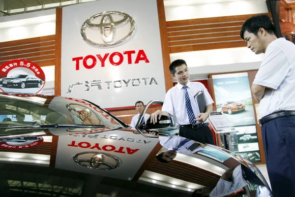 Chinese Salesman Introduces Toyota Car Buyer Auto Fair Haikou City — Stock Photo, Image