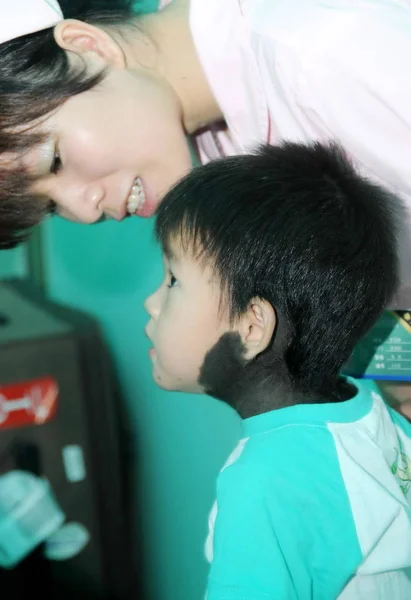 Летний Волосатый Мальчик Бин Бин Посещает Медсестру Главном Госпитале Гуанси — стоковое фото