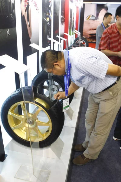 Homem Chinês Olha Para Rodas Carro Durante Uma Exposição Changchun — Fotografia de Stock