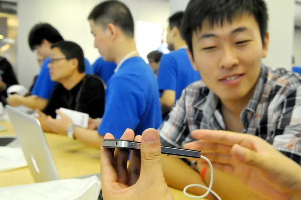 Kínai Vásárlók Próbálja Iphone Okostelefonok Apple Store Hong Kong Plaza — Stock Fotó