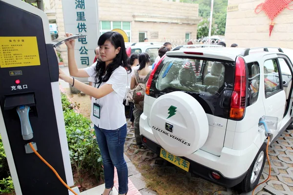 Egy Kínai Munkavállaló Feláll Egy Elektromos Autó Alatt Dob Ünnepség — Stock Fotó