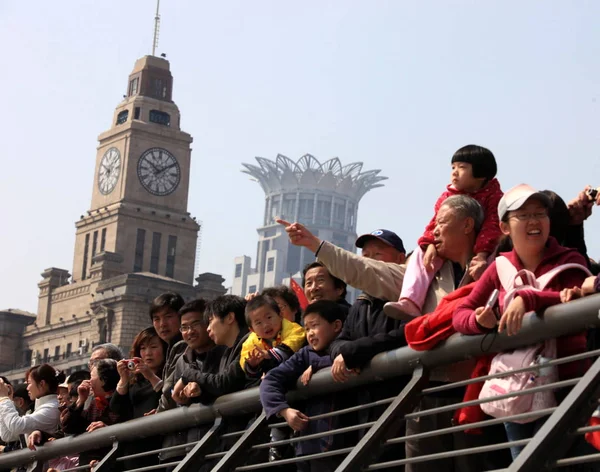Turistler Yerel Sakinleri Şangay Yenilenmiş Bund Üzerinde Gezinti Kalabalık Çin — Stok fotoğraf