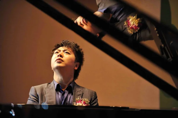 Čínský Klavírista Lang Lang Provádí Během Obřadu Univerzitě Shenzhen Shenzhen — Stock fotografie