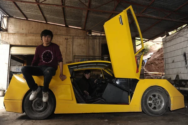 Chen Jinmiao Sitzt Auf Seinem Abgeschlagenen Lamborghini Einem Schuppen Chenzhou — Stockfoto