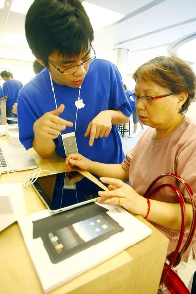 Μια Κινεζική Υπάλληλος Εισάγει Την Ipad Έναν Πελάτη Κατάστημα Της — Φωτογραφία Αρχείου