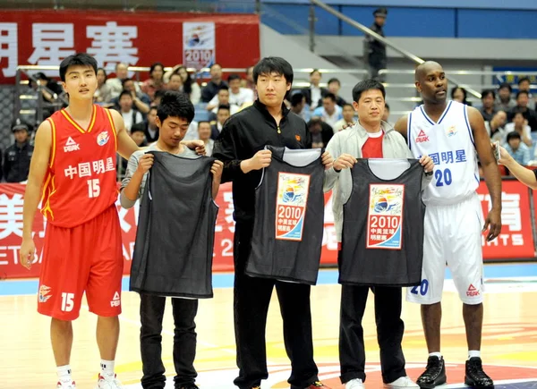Nba プレイヤーのゲイリー ペイトン選手 アメリカのスターバスケットボールチームのと 中国のスターバスケットボールチームのルオ ファンは 中国浙江省 杭州市で友好的な試合の後 中国のサポーターとポーズをとった9月2010 — ストック写真