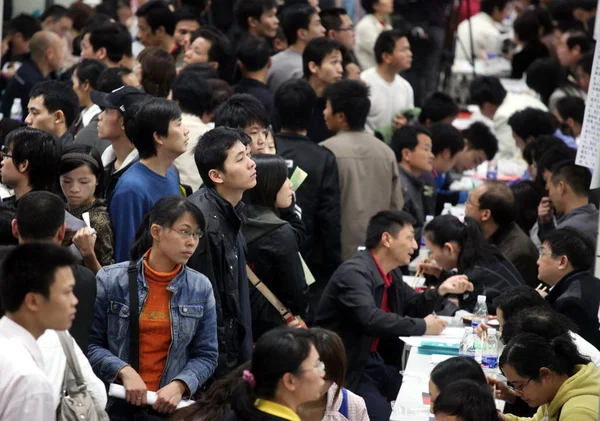 Chinese Job Seekers Crowd Stalls Job Fair Guangzhou City South — Stock Photo, Image