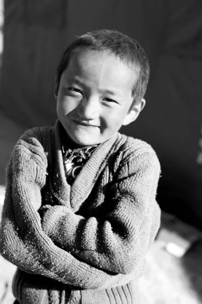 2010年4月26日 中国北西部青海省のユーシュで地元のチベット人の子供が笑顔を見せる — ストック写真