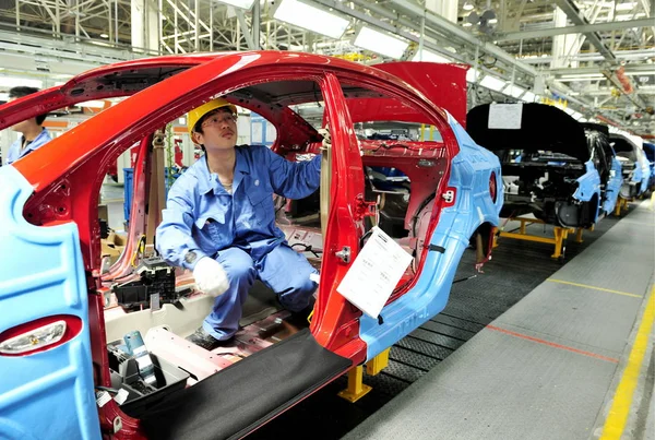 Trabajador Fábrica China Monta Coche Roewe 350 Línea Montaje Planta — Foto de Stock