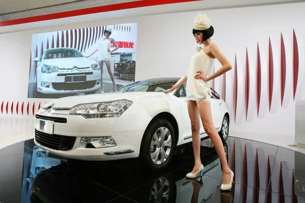 โมเดลโพสอย Citroen ทรรศการยานยนต นานาชาต งคร นในช Auto China 2010 ในป — ภาพถ่ายสต็อก