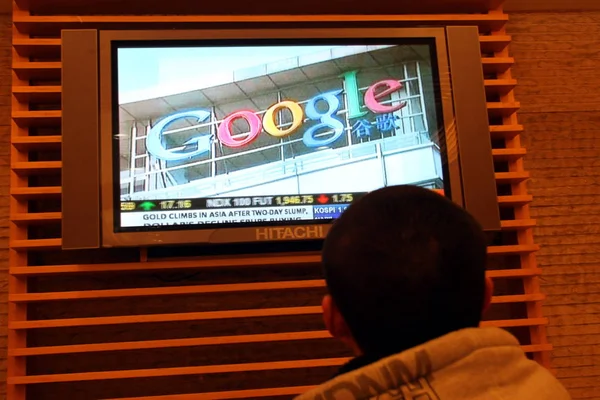 Hombre Una Pantalla Que Transmite Las Noticias Sobre Google China — Foto de Stock