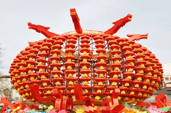 Огромный Фонарь Состоял 480 Красных Фонарей Приветствовать Предстоящий Фестиваль Фонарей — стоковое фото