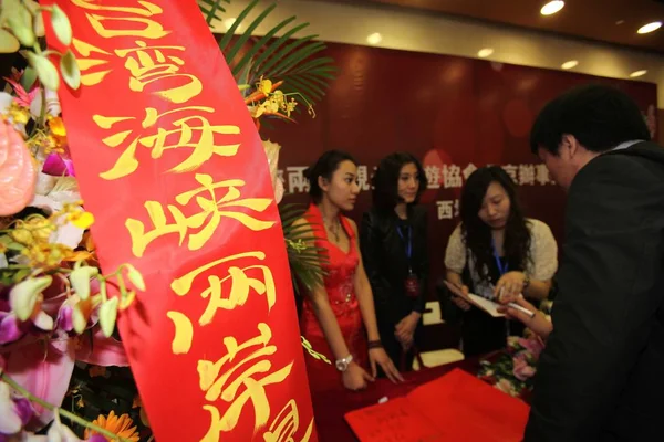 Medewerkers Dienen Bezoekers Bij Het Vvv Kantoor Peking Peking China — Stockfoto