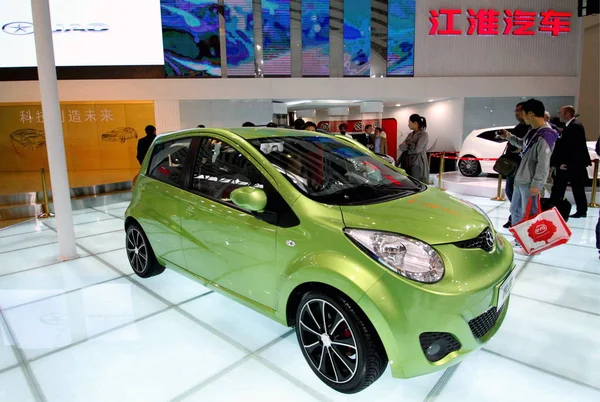 Visitantes Chineses Olham Para Carro Jianghuai Durante Show Automóveis Pequim — Fotografia de Stock