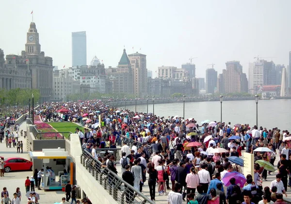 2010年5月1日 在中国上海黄浦江沿岸的外滩长廊上 游客们聚集在一起 — 图库照片