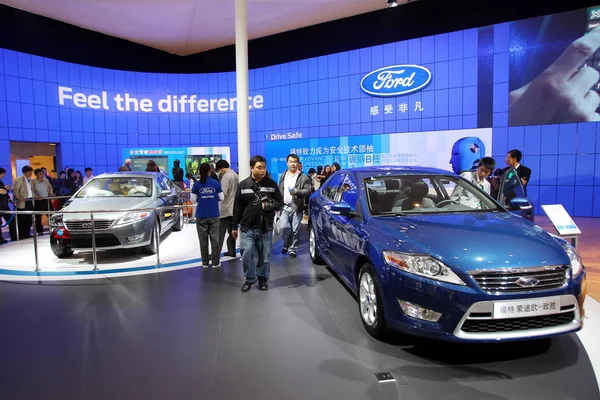 Les Visiteurs Regardent Les Voitures Ford 11E Salon International Automobile — Photo