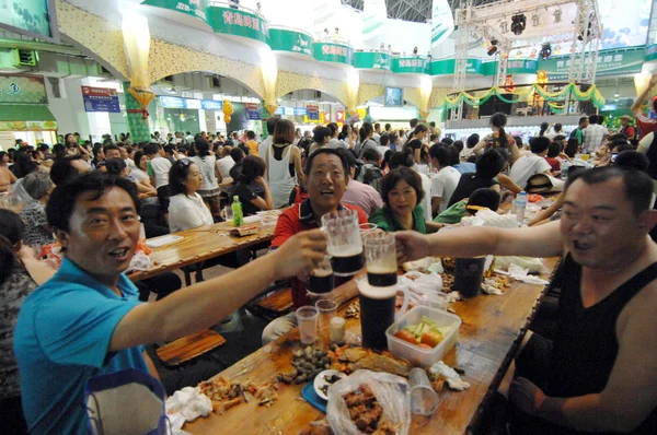 Turisti Godono Birra Durante 20Esimo Festival Internazionale Della Birra Qingdao — Foto Stock