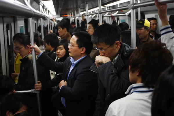 Пасажири Товпляться Відсіку Метро Поїзд Шанхаї Китай Бер 2010 — стокове фото