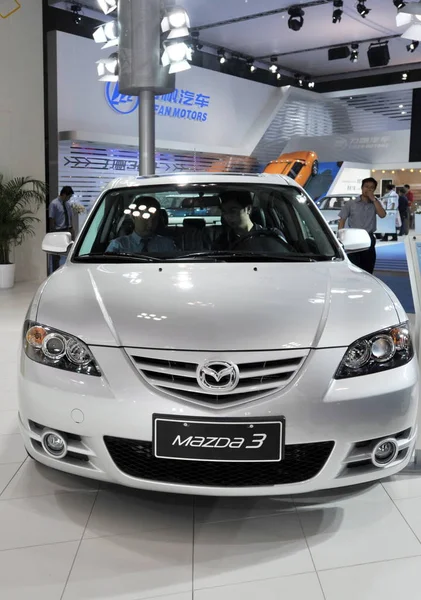 Visitantes Tentar Changan Mazda Durante Show Automóveis Chongqing China Junho — Fotografia de Stock