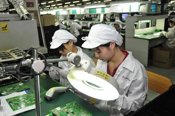 Trabajadores Chinos Foxconn Revisan Placas Circuitos Integrados Taller Planta Shenzhen — Foto de Stock