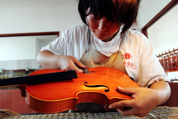 Operaio Cinese Violino Nella Fabbrica Beijing Huadong Musical Instrument Corp — Foto Stock