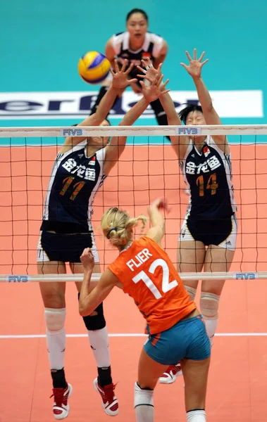 2010年8月8日 中国南西部の成都市で開催された2010年Fivbワールドグランプリのバレーボールの試合中に 中国のチェン とスー ユンリがオランダのマノン フライヤーのスパイクを阻止しようとする — ストック写真