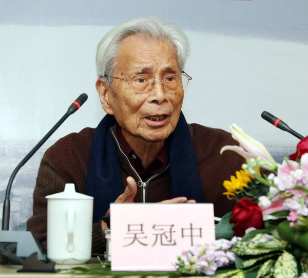 Chiński Malarz Guanzhong Mówić Podczas Konferencji Prasowej Wystawę Jego Obrazów — Zdjęcie stockowe