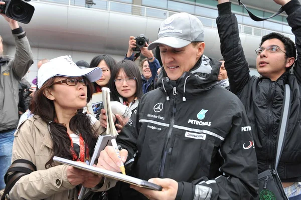 Der Deutsche Pilot Michael Schumacher Vom Mercedes Team Gibt Autogramme — Stockfoto