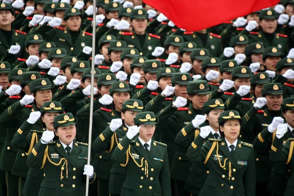 Chinesische Paramilitärpolizistinnen Skandieren Während Einer Vereidigungszeremonie Auf Dem Expo Gelände — Stockfoto