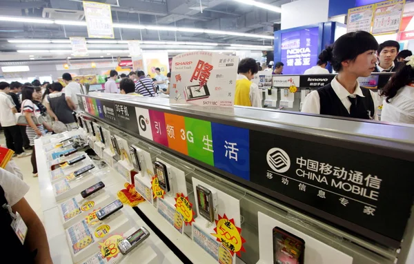 3G携帯電話は 2010年5月22日 中国の北京の店で中国モバイルのカウンターで販売されています — ストック写真