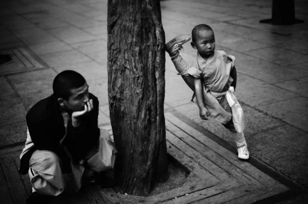 Niño Pequeño Base Entrenamiento Shaolin Kungfu Abre Sus Piernas Contra —  Fotos de Stock