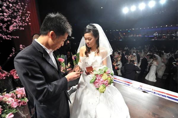 Casais Recém Casados Chineses Trocam Anéis Durante Uma Cerimônia Coletiva — Fotografia de Stock