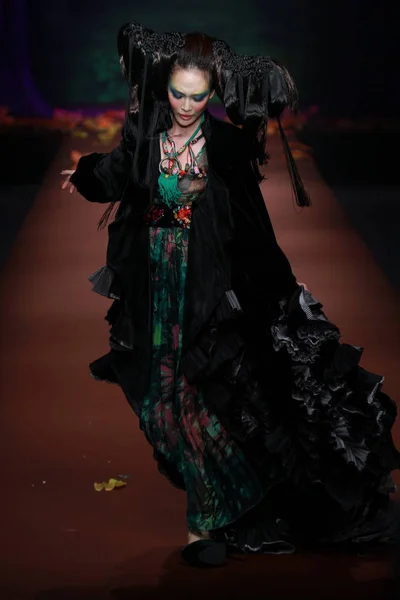 Model Falls Asahikasei Prize Winner Zhang Yichao Show China Fashion — Stock Photo, Image