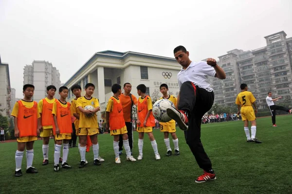 Burak Kaplan Bayer Leverkusen Muestra Habilidades Futbolísticas Jóvenes Futbolistas Chinos — Foto de Stock