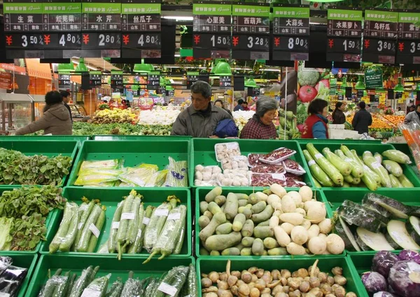 Китайские Клиенты Покупают Овощи Супермаркете Наньтуне Провинция Цзянсу Марта 2010 — стоковое фото