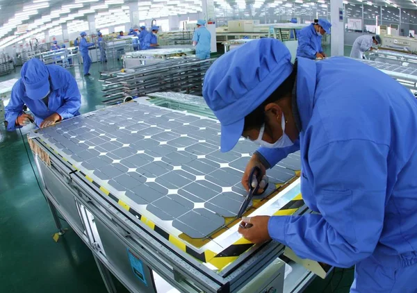 Trabajadores Fábricas Chinas Fabrican Paneles Solares Planta Eoplly New Energy — Foto de Stock