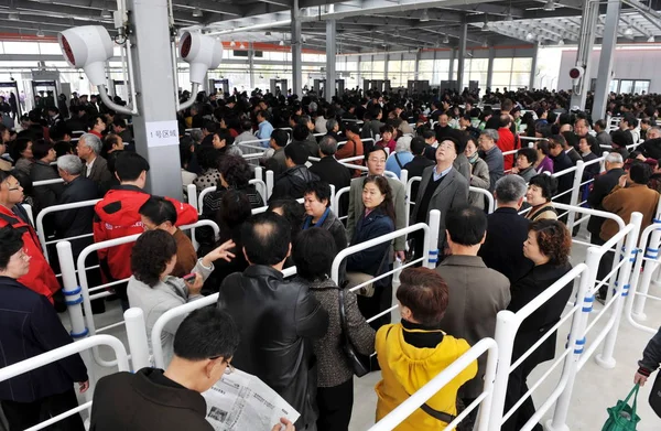 2010年4月20日 中国上海世博园区 大批参观者排队入场 — 图库照片