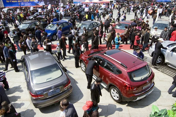 Multitud Visitantes Observan Automóviles Durante Una Exposición Automóviles Ciudad Jilin — Foto de Stock