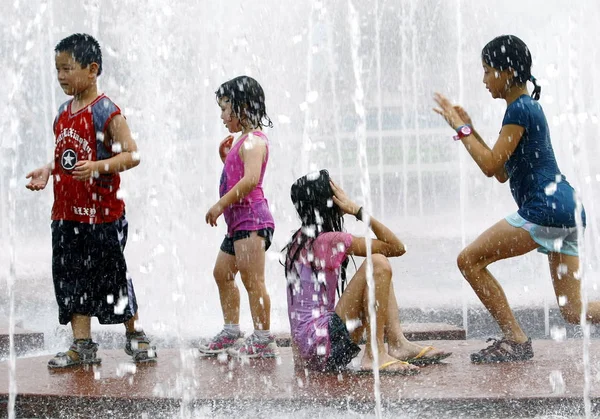 Китайские Дети Остывают Фонтане Площади Народов Жаркую Погоду Шанхае Китай — стоковое фото