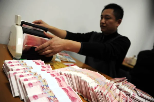 Empleado Banco Chino Cuenta Los Billetes Yuan Rmb Una Sucursal — Foto de Stock
