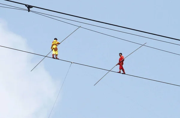 Chinese Uigur Tightripe Walker Adili Wuxor Direita Seu Aluno Caminhar — Fotografia de Stock