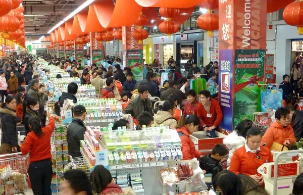 中国人の買い物客の群衆は 2010年2月12日 中国浙江省東部の寧波のスーパーマーケットで見られます — ストック写真