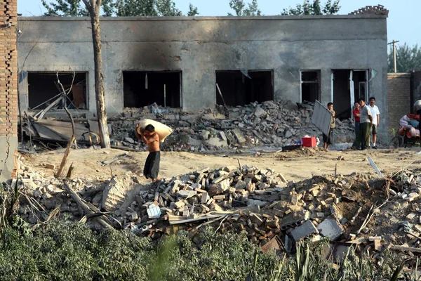 Aldeões Chineses Locais Mover Suas Propriedades Suas Casas Devastadas Por — Fotografia de Stock