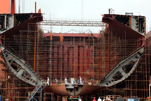 Робітники Будують Корабель Суднобудівній Верфі Цинлінга Корпорації China Changjiang National — стокове фото
