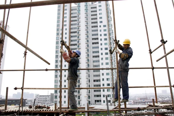 Chinesische Arbeiter Bauen Gerüste Auf Einer Baustelle Huaibei Provinz Anhui — Stockfoto