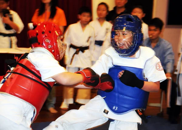 Two Kids Fight Juvenile Karate Competition Shanghai China May 2010 — Stock Photo, Image